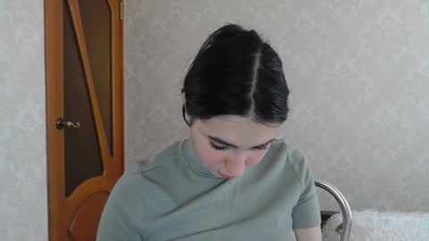 cute_strawberry_ online show from February 8, 2025, 11:22 am