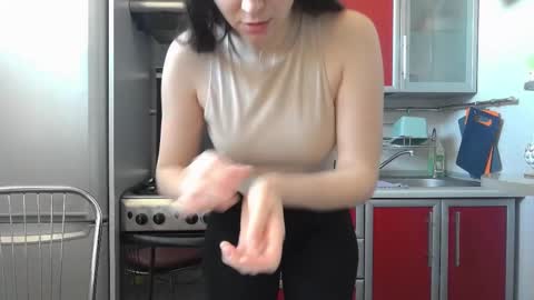 cute_strawberry_ online show from February 18, 2025, 11:11 am