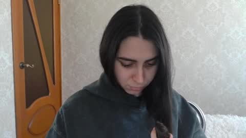 cute_strawberry_ online show from February 20, 2025, 12:47 pm