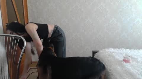 cute_strawberry_ online show from February 21, 2025, 12:17 pm