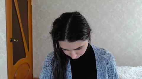 cute_strawberry_ online show from February 24, 2025, 12:05 pm