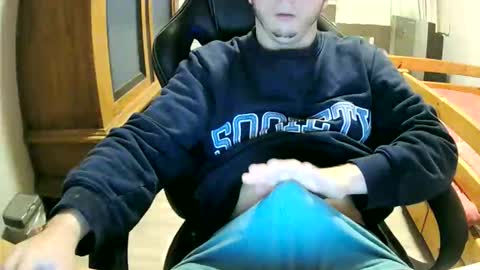 Snapshot of cuteboy090 chatting on October 19, 2025, 1:34 pm Cuteboy090 online show from October 19, 2025, 1:34 pm