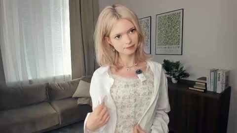 Snapshot of cutebrutality chatting on October 1, 2025, 8:31 am Alice online show from October 1, 2025, 8:31 am