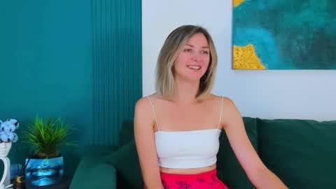 cutemirage online show from September 22, 2025, 2:41 pm