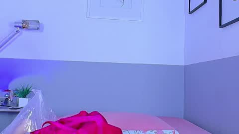 cutepetitee online show from January 12, 2026, 7:52 pm