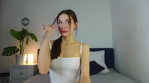 Vivienne online show from November 4, 2025, 5:50 am