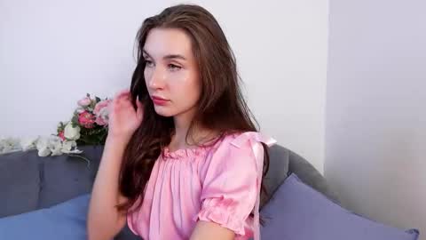 Vivienne online show from December 4, 2025, 2:26 pm