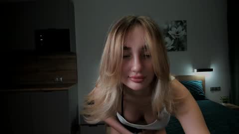 CuttieChloe online show from December 18, 2024, 11:08 pm