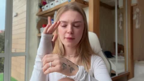 Im Emi streaming with my friend Reyna today online show from April 18, 2026, 3:27 pm