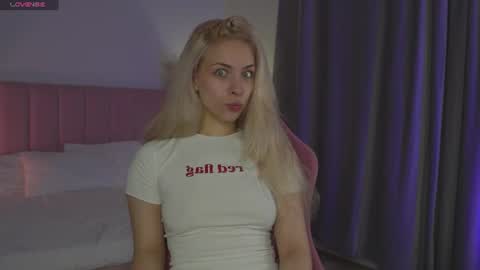 Snapshot of d0ll_eyes_ chatting on June 12, 2026, 7:40 am Julie online show from June 12, 2026, 7:40 am