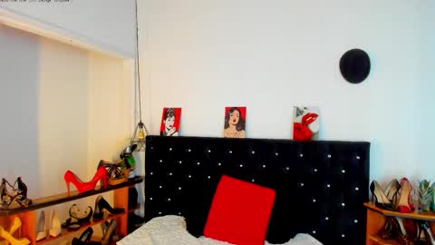 Mia  online show from October 24, 2025, 12:45 pm