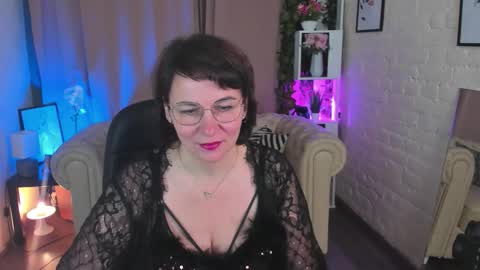 Demi online show from October 31, 2025, 5:52 am