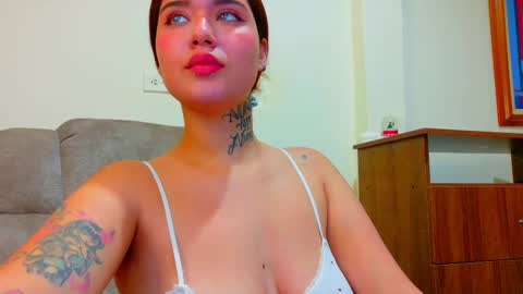 Valen online show from November 3, 2025, 3:30 am