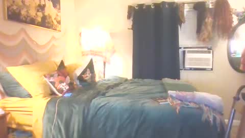 daffnye online show from September 17, 2025, 1:07 am