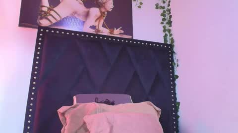 dafne_quenn online show from November 9, 2025, 12:47 pm