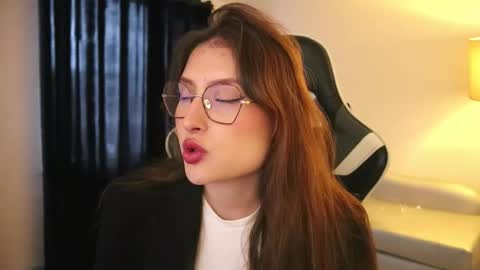 Lauren            online show from November 14, 2025, 3:33 pm