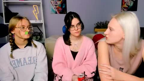 Snapshot of dakota4you chatting on March 5, 2025, 1:39 pm Dakota online show from March 5, 2025, 1:39 pm