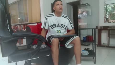 Snapshot of damyan_2003 chatting on November 16, 2025, 2:33 pm damyan_2003 online show from November 16, 2025, 2:33 pm