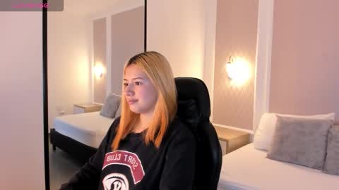 D A N I A online show from November 11, 2025, 2:11 am