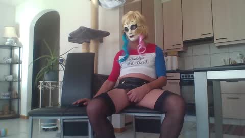 newcumer online show from February 4, 2025, 12:11 pm