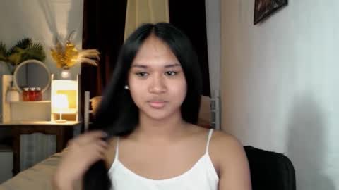 daniellelux online show from February 10, 2025, 8:20 am