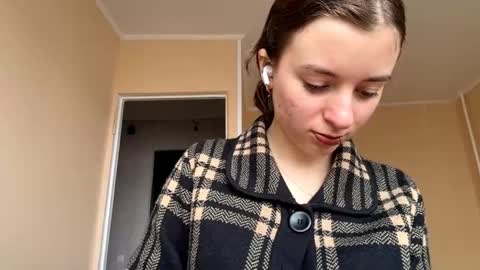 Mia online show from November 1, 2025, 7:54 am