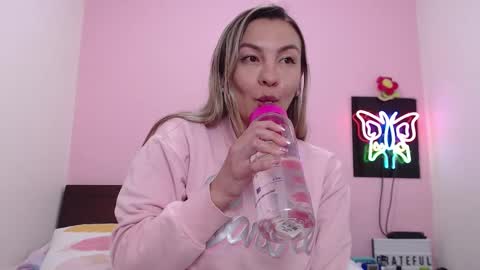 Snapshot of danika_bellaa chatting on December 19, 2024, 3:18 am K A R O L online show from December 19, 2024, 3:18 am