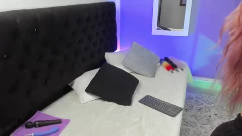 Snapshot of danna__castle chatting on March 3, 2025, 12:59 am Dannacastle online show from March 3, 2025, 12:59 am