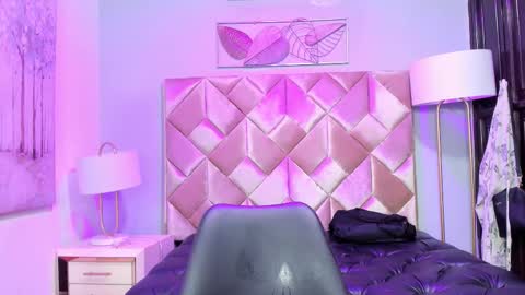 danniakross online show from September 20, 2025, 4:46 am