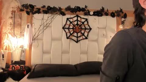 daphne_and_roger online show from October 18, 2025, 11:33 am