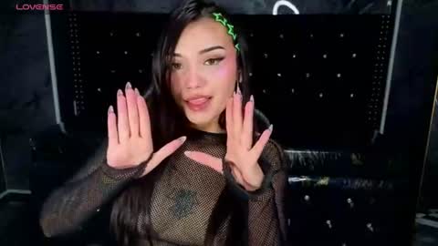 Snapshot of daphne_nicole_b chatting on June 19, 2026, 1:04 pm daphne_nicole_b online show from June 19, 2026, 1:04 pm