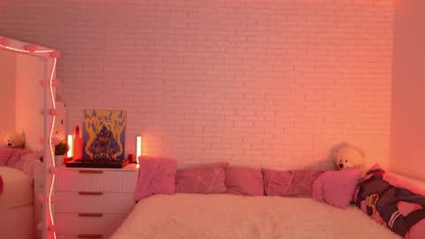 Neko online show from April 13, 2026, 4:18 am