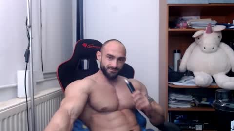 Snapshot of dariomuscle chatting on December 4, 2024, 9:35 pm Dario online show from December 4, 2024, 9:35 pm