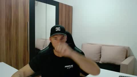 darius_94 online show from November 27, 2025, 4:42 pm