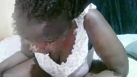 dark_anggel online show from October 3, 2025, 6:21 am