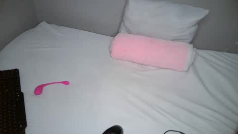 dark_lovly online show from October 28, 2025, 5:00 am