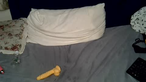 dark_petite_ online show from July 28, 2026, 8:23 pm