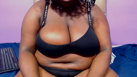 Snapshot of darkgiantmelanin chatting on December 14, 2025, 1:27 pm darkgiantmelanin online show from December 14, 2025, 1:27 pm