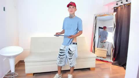 darwin_stark online show from June 9, 2026, 4:57 am