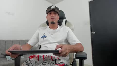 Snapshot of dave_skinnycum420 chatting on October 1, 2025, 2:06 am dave online show from October 1, 2025, 2:06 am