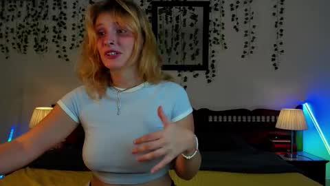 Snapshot of dayna_sunset chatting on September 17, 2025, 4:03 am dayna_sunset online show from September 17, 2025, 4:03 am