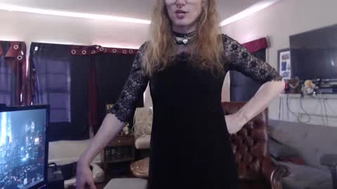 Snapshot of deadpuddle chatting on February 10, 2026, 7:29 pm Sophie Warren online show from February 10, 2026, 7:29 pm