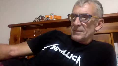 deanofflove2210 online show from January 18, 2025, 8:20 am