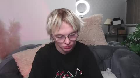 Snapshot of deficitt chatting on December 23, 2024, 5:32 pm deficitt online show from December 23, 2024, 5:32 pm