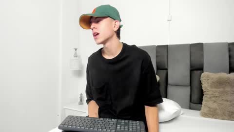 Snapshot of dei_v_48 chatting on February 13, 2025, 7:52 pm DEIVY online show from February 13, 2025, 7:52 pm