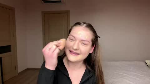 Mila online show from April 10, 2026, 12:32 pm