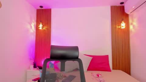 D E L A Y L  A online show from October 30, 2025, 4:03 am