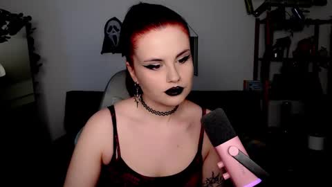 dellacrush_ online show from November 8, 2025, 6:07 pm