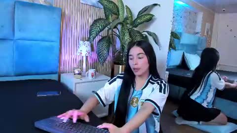 Snapshot of delphine_doll chatting on June 24, 2026, 1:54 pm Delia online show from June 24, 2026, 1:54 pm