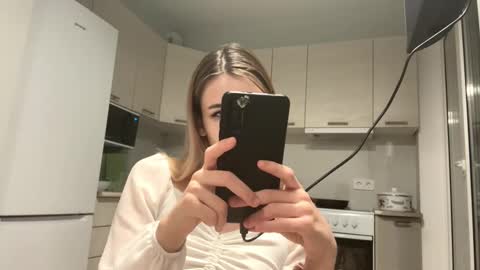 Denni online show from November 7, 2025, 3:34 pm